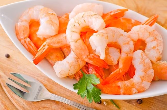 Tôm được nuôi trong các trang trại và thực tế là để ngăn ngừa lây lan nhiễm trùng, bệnh tật và ký sinh trùng, không ít người nuôi đã bơm thức ăn chứa kháng sinh hay bơm thuốc trừ sâu và thuốc diệt nấm vào nước. Một lượng lớn phụ gia hóa học, bao gồm clo, cũng được thêm vào, là nguyên nhân ảnh hưởng lớn đến sức khỏe của người tiêu dùng.