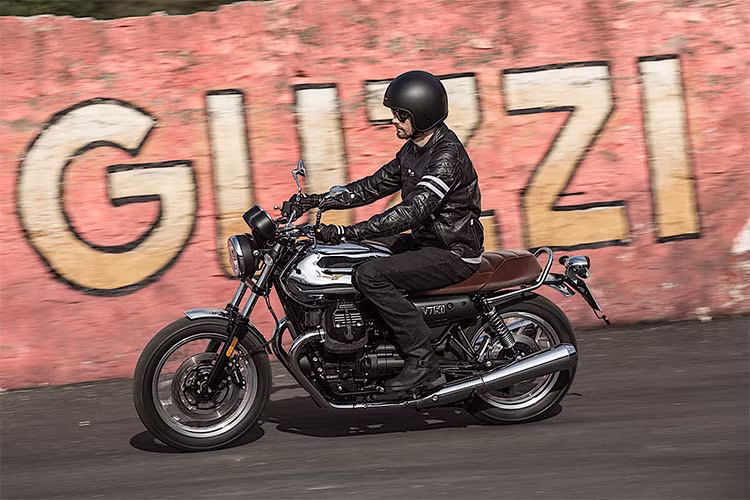 Hiện tại, giá thành của phiên bản giới hạn này vẫn chưa được công bố. Moto Guzzi V7 III 2018 hiện đang được bán ra thị trường với 4 phiên bản là V7 III Stone, V7 III Special, V7 III Racer và V7 III Anniversario.