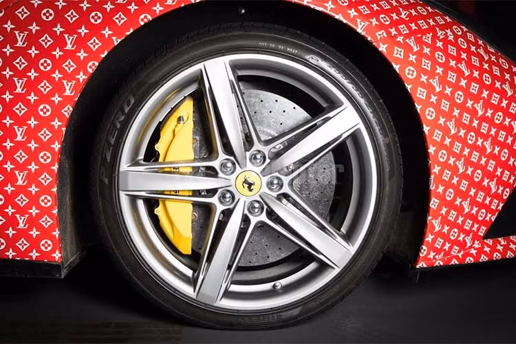 Phần thân của siêu xe dáng fastback đậm chất GT thanh lịch của F12Berlinetta do hãng Pininfarina thiết kế và được ứng dụng các giải pháp khí động học sáng tạo. Nằm phía sau bộ vành là bộ phanh gốm carbon đẳng cấp do hãng Brembo cung cấp, cung cấp lực hãm cực lớn để dừng chiếc siêu xe này an toàn.