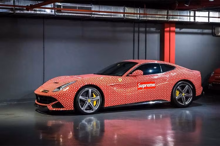 Thiếu gia 15 tuổi Rashed Belhasa, con trai của một tỉ phú trong ngành xây dựng tại Dubai vừa rao bán siêu xe Ferrari F12 Berlinetta, được phủ logo Supreme x Louis Vuitton độc đáo.