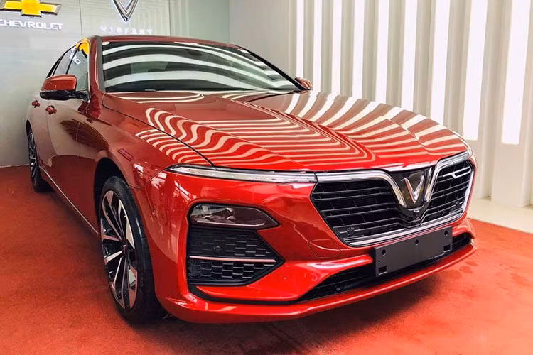 Ngoài việc hưởng ưu đãi 100% lệ phí trước bạ đến hết 31/7/2021 trừ thẳng vào giá bán, hiện tại VinFast Lux SA2.0 còn được đại lý giảm thêm 100 triệu đồng khi mua phiên bản tiêu chuẩn và 80 triệu đồng đối với bản nâng cao hoặc cao cấp. Như vậy tổng ưu đãi của mẫu xe này hiện khá lớn lên đến hơn 200 triệu đồng trong tháng 7 này.