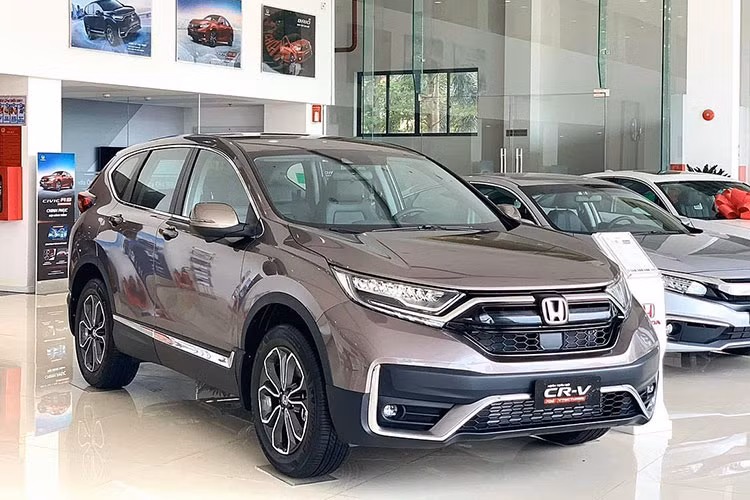 Ngay từ đầu tháng 7, thông tin mẫu xe SUV Honda CR-V giảm giá lên tới hơn 200 triệu đồng đã đặc biệt gây chú ý. Cụ thể, hiện các đại lý chính hãng tại Hà Nội đang chào bán xe Honda CR-V 2020 còn tồn kho với mức giảm tiền mặt cộng phụ kiện từ 100 - 125 triệu đồng. Trong khi đó, xe sản xuất 2021 giảm 120 - 165 triệu đồng.