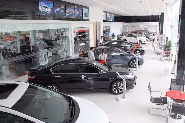Tiếp đà “cuộc đua” giảm giá xe ôtô, từ đầu tháng 7/2021 tới nay, thị trường ôtô Việt Nam đã ghi nhận khoảng hơn 20 mẫu xe nhận ưu đãi, khuyến mại. Trong đó rất nhiều mẫu xe đang áp mức giá “kịch sàn”, giảm từ 100 đến 200 triệu đồng nhằm tìm kiếm doanh số trước "tháng cô hồ - tháng 7 âm lịch". Nhiều nhận định cho rằng, diễn biến thị trường đang theo hướng có lợi cho người tiêu dùng.