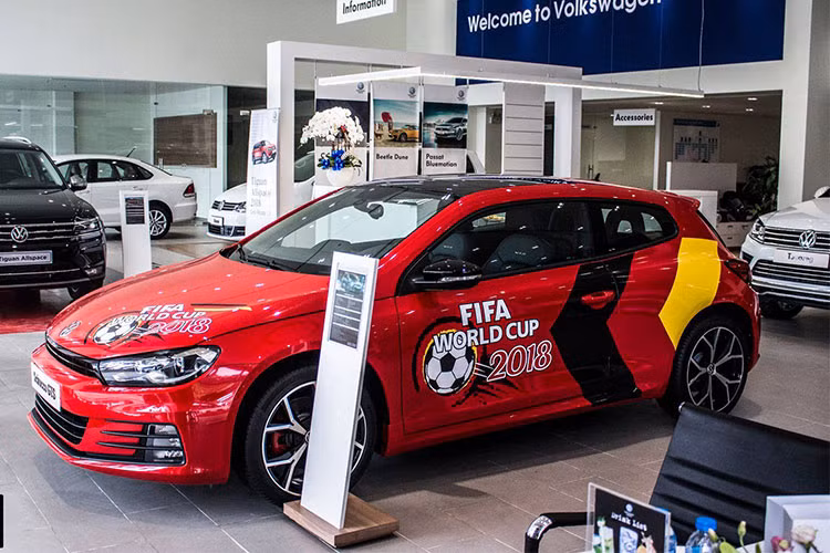 Volkswagen Việt Nam chính thức công bố dòng hatchback 3 cửa Scirocco bản nâng cấp giữa vòng đời taị Việt Nam hồi đầu năm. Bên cạnh phiên bản thể thao Scirocco R, một bản thấp hơn là Volkswagen Scirocco GTS mới cũng đã được hãng ra mắt. Mới đây, mẫu xe này bất ngờ được showroom chính hãng tại hà Nội khoác lên mình "dàn áo" của đội tuyển Đức.
