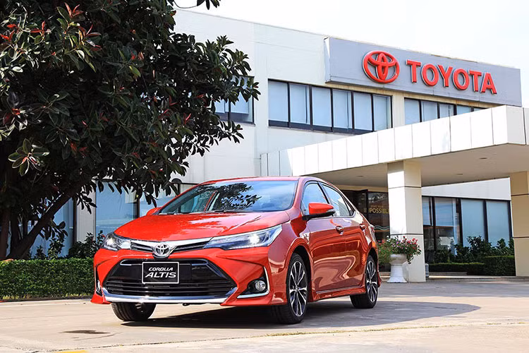 Trieu hoi 166 xe Toyota Corolla Altis tai Viet Nam do loi bom xang