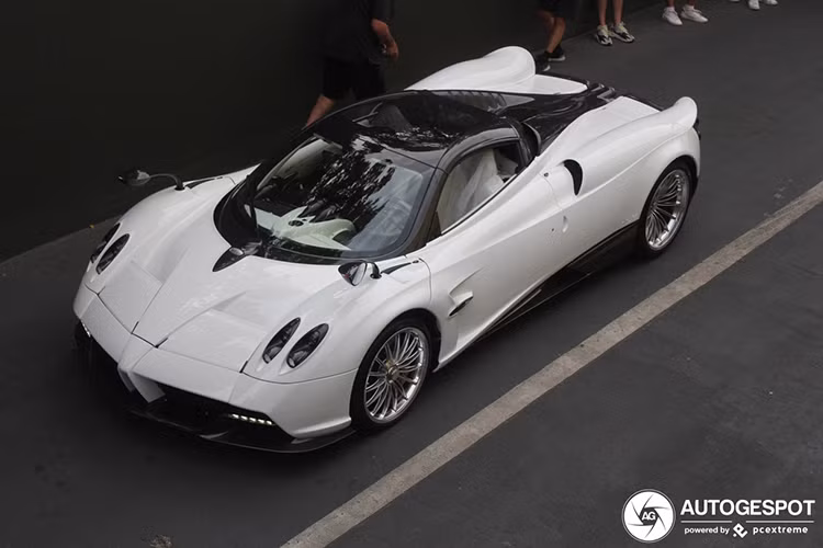 Pagani Huayra Roadster vẫn sở hữu động cơ V12, Biturbo, dung tích 6.0 lít tiêu chuẩn do Mercedes-AMG sản xuất. "Trái tim" này trên Pagani Huayra mui trần mang đến công suất tối đa 764 mã lực tại vòng tua máy 6.200 vòng/phút và mô-men xoắn cực đại 1000 Nm tại vòng tua 2.400 vòng/phút. Hãng siêu xe Pagani cũng trang bị đến 5 chế độ lái khác nhau cho siêu xe mui trần.