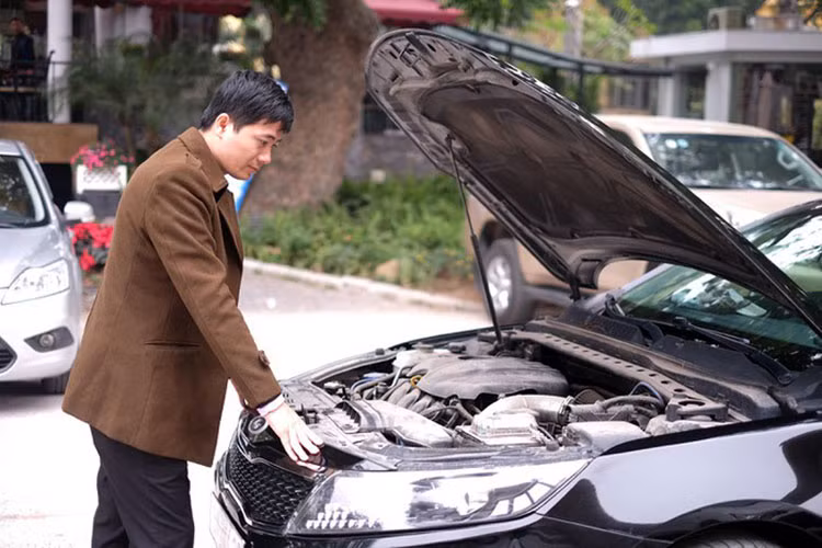 Hãy tự mình kiểm toàn bộ chiếc xe đời cũ cần mua. Việc mở nắp khoang động cơ lên chỉ có thể giúp bạn kiểm tra các loại nước làm mát và dầu. Việc kiểm tra động cơ có bị tác động, sửa chữa không nhất thiết phải do các nhân viên của hãng có đủ máy móc để loại trừ việc chiếc xe đã bị mở động cơ ra sửa chữa hay dính lỗi thủy kích.