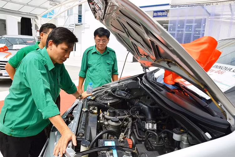 Kiểm tra số km lăn bánh chiếc xe bạn định mua để biết được nó đã dùng lâu và dùng nhiều chưa. Qua đó xem xét xem mức giá đưa ra so với chất lượng xe có tương xứng với nhau hay không. Theo kinh nghiệm của nhiều người, đối với thương hiệu châu Âu như BMW, Mercedes, nên chọn những chiếc xe ôtô đã sử dụng không quá 7 năm. Với ôtô Nhật và Hàn, không nên chọn xe đã đi quá 18.000 km vì đây là mốc bắt đầu xuất hiện những hư hỏng.