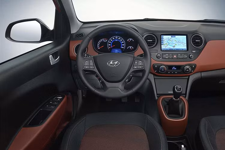 Hãng xe ôtô Hyundai cũng tiết lộ nội thất sẽ được phối màu mới đi cùng các công nghệ đã có mặt như hệ thống giải trí với màn hình cảm ứng 7.0 inch tích hợp Apple CarPlay và Android Auto cùng công nghệ MirrorLink. Ngoài ra một tính năng mới là khả năng nhận diện giọng nói với nút kích hoạt chuyên dụng trên vô lăng sẽ được trang bị.