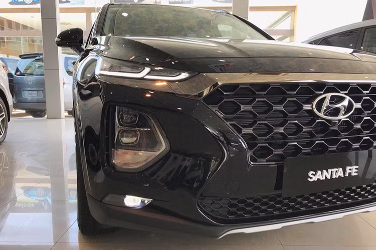 Hyundai SantaFe hoàn toàn mới có kích thước Dài x Rộng x Cao 4.770 x 1.890 x 1.680 mm, chiều dài cơ sở đạt 2.765 mm. So với thế hệ tiền nhiệu, chiếc SUV của Hyundai nay dài hơn 70 mm, rộng hơn 10 mm trong khi khoảng cách hai trục tăng thêm 65mm. Mẫu xe này lột xác hoàn toàn với phong cách hầm hố và cơ bắp hơn.