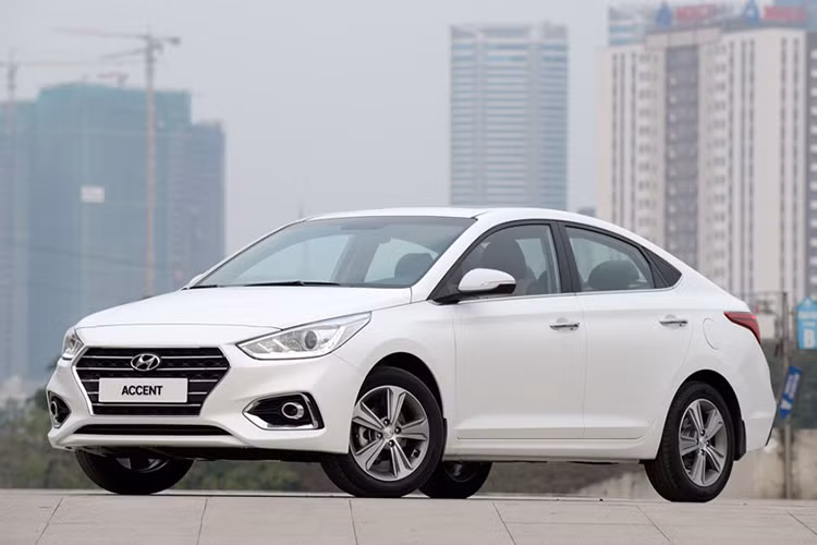 Hiện tại, Hyundai Accent đang được bán ra thị trường với 4 phiên bản và có giá bán lần lượt: Accent 1.4 MT Base: 435 triệu đồng, Accent 1.4 MT: 480 triệu đồng, Accent 1.4 AT: 509 triệu đồng, Accent 1.4 AT đặc biệt: 550 triệu đồng. Mặc dù ra mắt thế hệ mới, tuy nhiên Hyundai Accent vẫn chưa hoàn toàn nâng cấp động cơ.