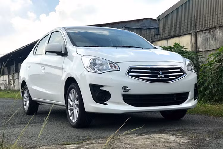 Mẫu sedan hạng C của Mitsubishi được nhập khẩu từ Thái Lan. Sở hữu kích thước tổng thể khiêm tốn so với đối thủ trong phân khúc, do đó Mitsubishi Attrage có được sự linh hoạt khi di chuyển trong đô thị. Được trang bị một động cơ kích thước nhỏ không chiếm nhiều kích thước tổng thể, do đó không gian nội thất mở rộng giúp mẫu xe này gây bất ngờ so với nhiều người khi bước vào bên trong.