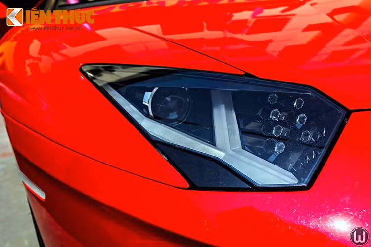 Với ngoại hình không khác biệt so với phiên bản mui cứng, Lamborghini Aventador Roadster sở hữu chiều dài cơ sở 2.700 mm, chiều dài tổng thể 4.780 mm, chiều rộng 2.030 mm, chiều cao 1.136 mm và trọng lượng khô 1.625 kg.