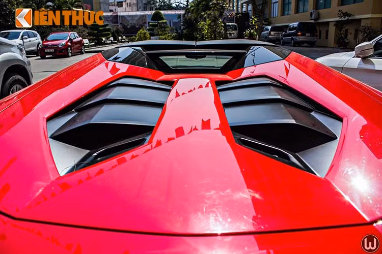 Aventador Roadster vẫn sử dụng động cơ V12, dung tích 6,5 lít như bản coupe. Động cơ sản sinh công suất tối đa 700 mã lực tại 8.250 vòng/phút, mô-men xoắn cực đại 690 Nm tại 5.500 vòng/phút. Sức mạnh động cơ được truyền đến 4 bánh xe thông qua hộp số 7 cấp.
