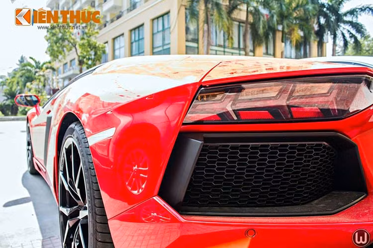 Để tăng thêm tính "kích thích", Lamborghini còn trang bị cho dòng xe này cửa kính chỉnh điện, cho phép âm thanh động cơ "tràn" vào cabin để người sử dụng có thể tận hưởng được âm thanh của siêu xe này.