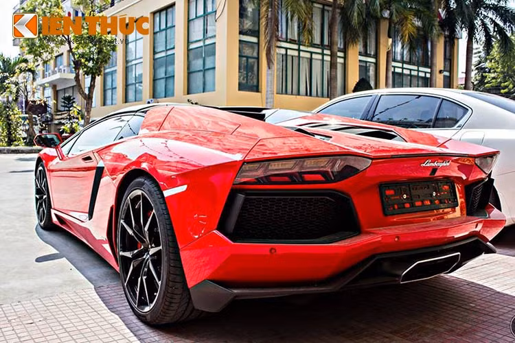 Bên cạnh đó, hệ thống ống xả kép được chế tạo từ sợi carbon cũng được trang bị nhằm giúp cho xe tối ưu độ cứng cùng trọng lượng nhẹ.