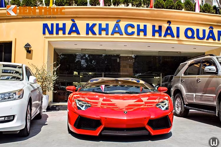  Siêu xe Lamborghini Aventador Roadster đầu tiên tại Việt Nam vừa được bắt gặp di chuyển trên một con phố ở thành phố cảng sau đó dừng lại tại nhà khách Hải Quân, Hải Phòng cùng hàng loạt xe sang khác. 