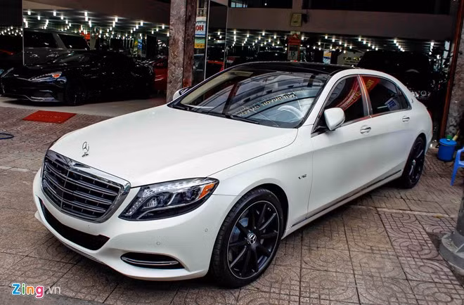 Với mức giá này, thậm chí S600 còn đắt hơn so với những chiếc Bentley Flying Spur. Đây cũng là dòng xe siêu sang được nhiều đại gia Việt ưa chuộng, vì vậy để trở nên khác biệt, chủ xe phải thay đổi một số chi tiết.
