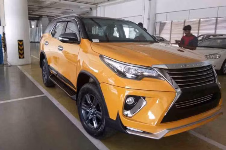 Điểm nhấn đập vào mắt đầu tiên của chiếc xe Toyota Fortuner 2016 là lưới tản nhiệt hình đồng hồ cát đặc trưng cho nhãn hiệu Lexus. Lưới tản nhiệt này đi kèm những thanh ngang và viền mạ crôm sáng bóng. Có vẻ như lưới tản nhiệt của Lexus cũng khá hợp với Toyota Fortuner đời mới.