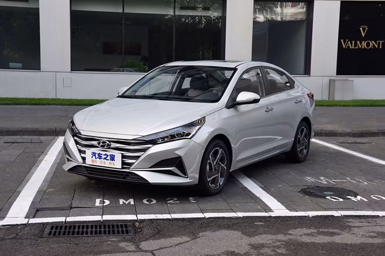 Các trang bị an toàn của xe khá hiện đại như hỗ trợ tránh va chạm phía trước, cảnh báo mất tập trung và hỗ trợ giữ làn đường. Giá xe Hyundai Accent 2020 tại thị trường Trung Quốc bao gồm 4 bản trang bị, dao động từ 72.800 - 96.800 Nhân dân tệ (khoảng 241 - 320 triệu đồng). Tại Việt Nam, Hyundai Accent bán ra chính hãng từ 430 - 545 triệu đồng.