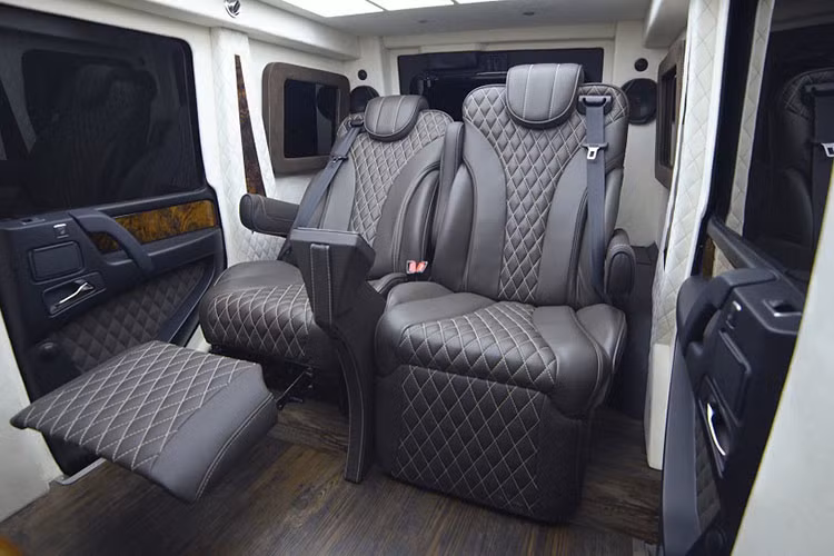 Về an toàn, chiếc Mercedes-AMG G63 độ limousine và bọc thép của INKAS® còn được trang bị phần thân vỏ và kính cửa sổ chống đạn, đạt tiêu chuẩn CEN 1063 BR7. Điều này đồng nghĩa với việc xe có thể chống được đạn của súng trường hỏa lực mạnh với cỡ nòng 7,62 mm.