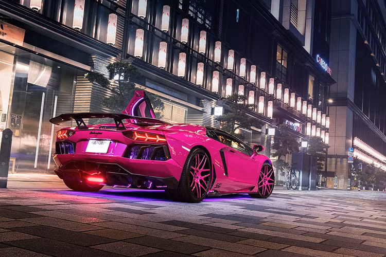 Phiên bản Aventador này trang bị động cơ V12 hút khí tự nhiên dung tích 6,5 lít, cho công suất 720 mã lực, cao hơn 20 mã lực so với bản tiêu chuẩn và được hoàn thiện bằng màu vàng Giallo Maggio đặc biệt. Màu vàng này tiếng Ý gọi là màu vàng tháng Năm, với lớp sơn có độ phản chiếu cao khiến chiếc xe nổi bật dưới ánh mặt trời.