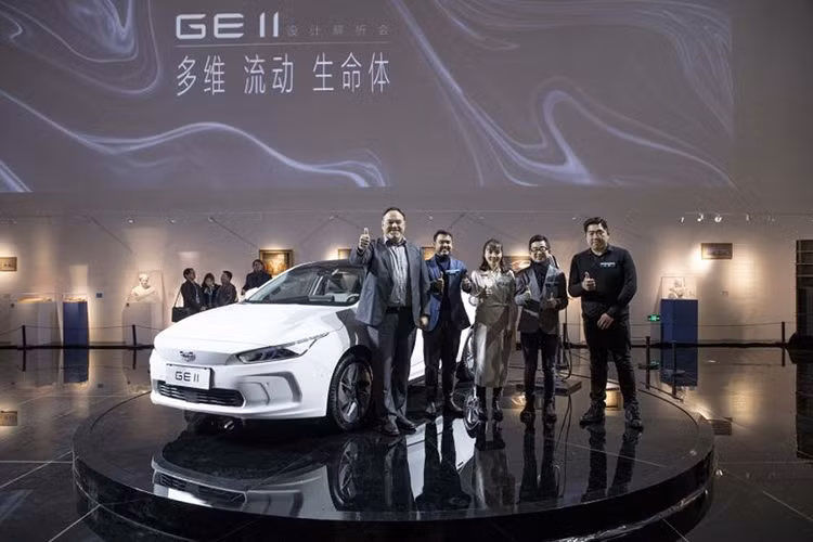 Tuần trước, Geely đã hé lộ hình ảnh chính thức đầu tiên của mẫu sedan hoàn toàn mới mang tên mã GE11. Giờ đây, với màn ra mắt sớm tại một Viện bảo tàng Himalaya, Thượng Hải, chúng ta đã có thêm những hình ảnh và chi tiết rõ ràng hơn của chiếc xe sedan chạy điện Geely GE11, bao gồm cả hình ảnh đầu tiên về nội thất.