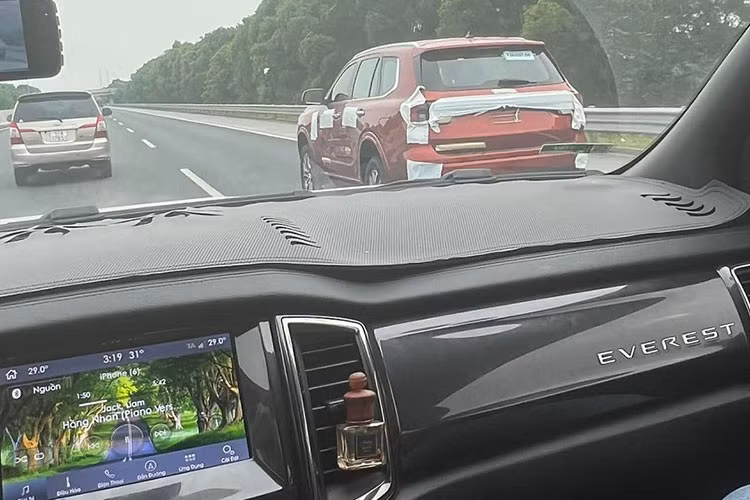 Ford Everest 2022 chay thu tren duong pho Viet, ngay ra mat rat gan-Hinh-2