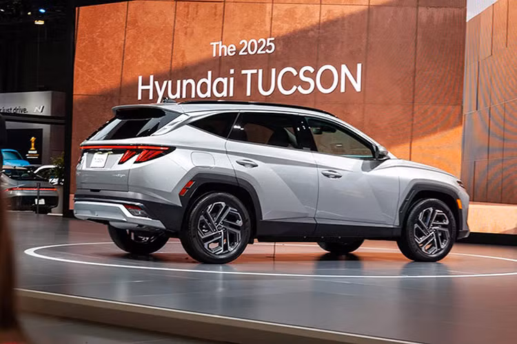 Mô hình nâng cấp giữa vòng đời của Hyundai Tucson thế hệ thứ 4 đã có màn ra mắt thế giới vào tháng 11/2023. Ngoại hình xe được tinh chỉnh nhẹ ở lưới tản nhiệt, cản trước, la-zăng để trở nên sang trọng, hầm hố hơn.