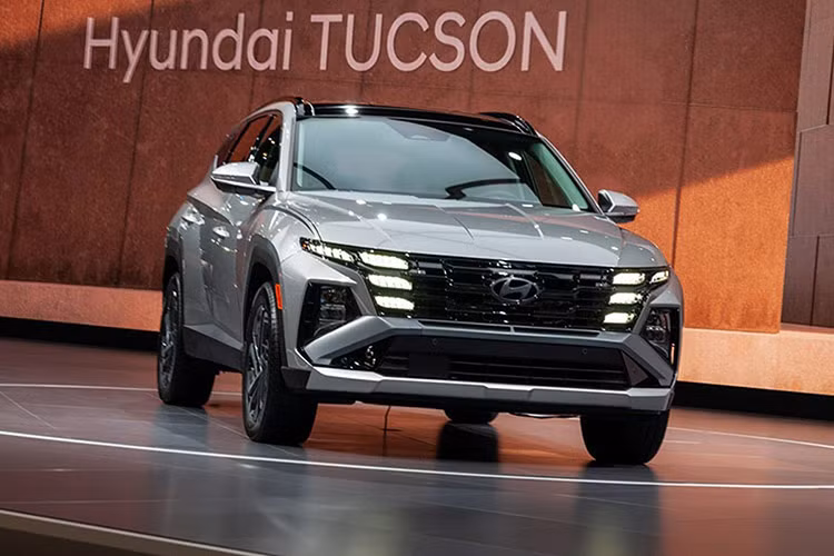 Nguồn tin từ đại lý cho thấy, những khách hàng có nhu cầu mua xe Hyundai Tucson 2025 hiện tại có thể đặt cọc trước. Thời gian giao xe dự kiến vào tháng 10 hoặc tháng 11/2024 tới. Phiên bản nâng cấp này vẫn tiếp tục được lắp ráp tại nhà mày của Hyundai Thành Công tại Ninh Bình.