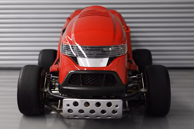 Về ngoại hình, chiếc Mean Mower giữ nguyên dáng vẻ của máy cắt cỏ Honda HF 2622 với đầy đủ trang bị như mặt nạ đầu xe, túi chứa cỏ và các tấm ốp trên thân xe. Không chỉ có ngoại hình máy cắt cỏ được giữ nguyên.
