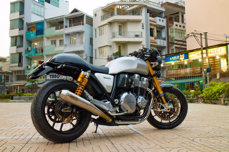 Ra mắt vào năm 2010, mẫu xe môtô Honda CB1100 được hãng xe Nhật định hình là mẫu nakedbike mang xu hướng hoài cổ. Tuy nhiên, độ hoài cổ đó vẫn chưa thỏa mãn một biker đến từ TP.HCM và anh đã nhờ một workshop có tiếng thực hiện ý tưởng của mình.