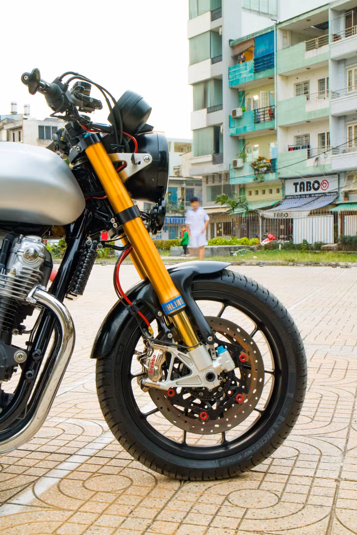 Dàn chân trước lực lưỡng với giảm xóc dạng up-side-down của Ohlins, cặp phanh Brembo Nickel hàng hiệu, bộ đĩa phanh Braketech Axis Iron và trọn bộ dây dầu Hel U.K. Để xe nhẹ hơn, chủ xe đã trang bị bộ mâm Carrozzeria bằng nhôm cao cấp. Để phù hợp với giảm xóc mới, xe được thay chảng ba bằng CNC cứng cáp hơn.