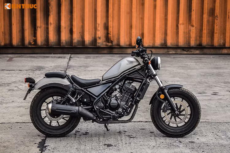 Về ngoại hình thiết kế của Honda Rebel 300 2019 mới không có nhiều thay đổi so với trước, ngoài việc thêm hai màu sắc là đen xám và xanhh xám. Với bổ sung hai màu sắc cũng giúp hoàn thiện dải màu sắc của Rebel 300 khi sở hữu đủ các tông màu từ trầm, trung tính đến sáng.
