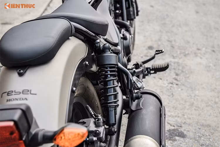Rebel 300 sử dụng kết cấu khung mới mang hơi hướng bobber, đây cũng là điểm mới của dòng xe môtô này khi mà xu hướng cá nhân hoa của người chơi xe ngày càng nhiều hơn. Dung tích bình xăng của xe là 11,2 lít, trọng lượng không tải khoảng 190 kg. Hướng tới sự dễ lái cho người mới, xe cũng được trang bị ghi-đông cao và rộng.