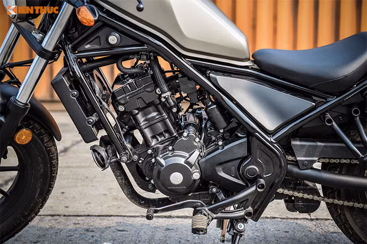 Honda Rebel 300 2019 màu mới tại Việt Nam vẫn sở hữu khối động cơ DOHC 2 xi-lanh, dung tích 286 phân khối thừa hưởng từ "người anh em" CBR300R với hộp số 6 cấp. Động cơ cho công suất 30,4 mã lực tại vòng tua máy 8.500 vòng/phút và mô-men xoắn cực đại 27 Nm tại vòng tua máy 7.250 vòng/phút. Đi kèm hộp số 6 cấp.