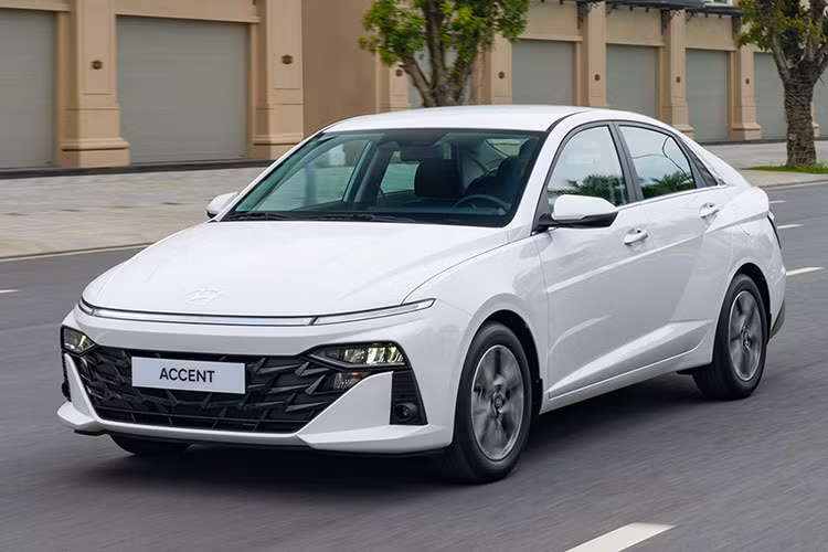  7. Hyundai Accent: 985 xe Mẫu sedan của Hyundai đạt doanh số trong tháng 7/2024 là 985 xe, tăng 1,7% so với tháng 6 (968 xe) và tụt xuống vị trí thứ 7 trong Top xe bán chạy. Lũy kế 7 tháng đầu năm 2024, đã có 5.973 xe Hyundai Accent được bán ra thị trường, dẫn đầu phân khúc sedan cỡ B. Accent thế hệ mới ra mắt thị trường Việt Nam tháng 5/2024. Xe được phân phối với 4 phiên bản, giá bán từ 439 đến 569 triệu đồng.