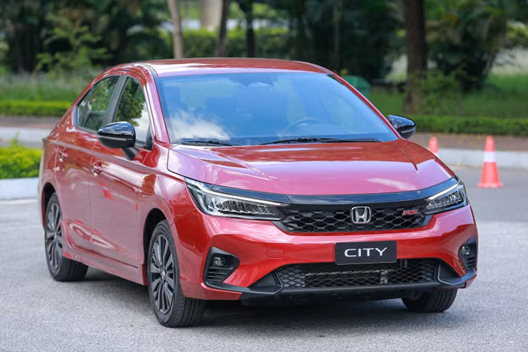  10. Honda City: 744 xe Tháng 7 vừa qua, mẫu xe Honda City bán ra được 744 xe, tăng 68% so với tháng 6 (443 xe và góp mặt ở vị trí cuối cùng trong top 10. Cộng dồn 7 tháng đầu năm, có tổng cộng 4.060 xe City bán ra thị trường. Honda City hiện có 3 phiên bản, lắp ráp tại Việt Nam, có giá 529 - 599 triệu đồng. 