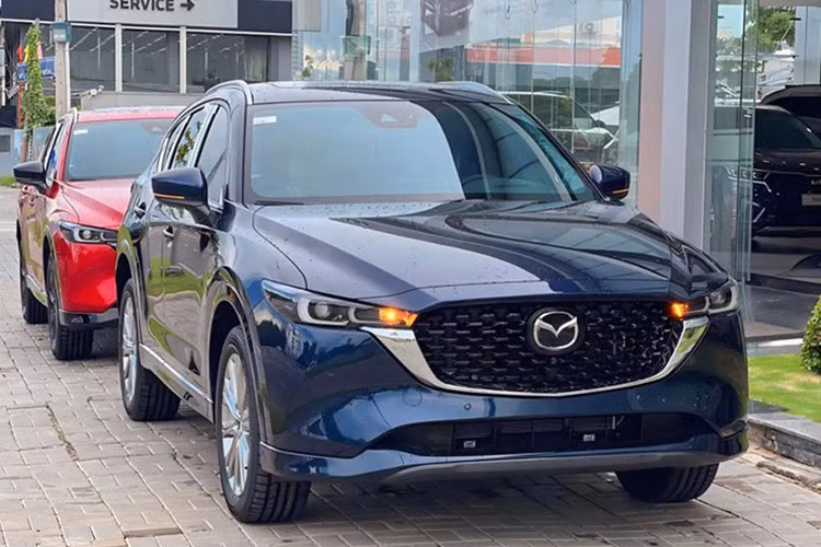  6. Mazda CX-5: 1.044 xe Mẫu xe bán chạy nhất của thương hiệu Mazda tại Việt Nam có doanh số trong tháng 7 là 1.044 xe, giảm 17% so với tháng 6 (1.259 xe) và đứng ở vị trí thứ 6 trong Top xe bán chạy nhất tháng. Cộng dồn 7 tháng đầu năm 2024, CX-5 bán được 6.314 xe. Mazda CX-5 được nâng cấp nhẹ vào đầu tháng 07/2023. Xe hiện có 3 phiên bản: Deluxe, Luxury và Premium với giá bán dao động từ 749 - 829 triệu đồng.