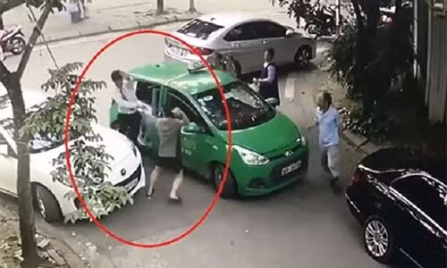 Hiện trường vụ tài xế taxi Mai Linh bị tài xế Mercedes đánh chảy máu đầu.