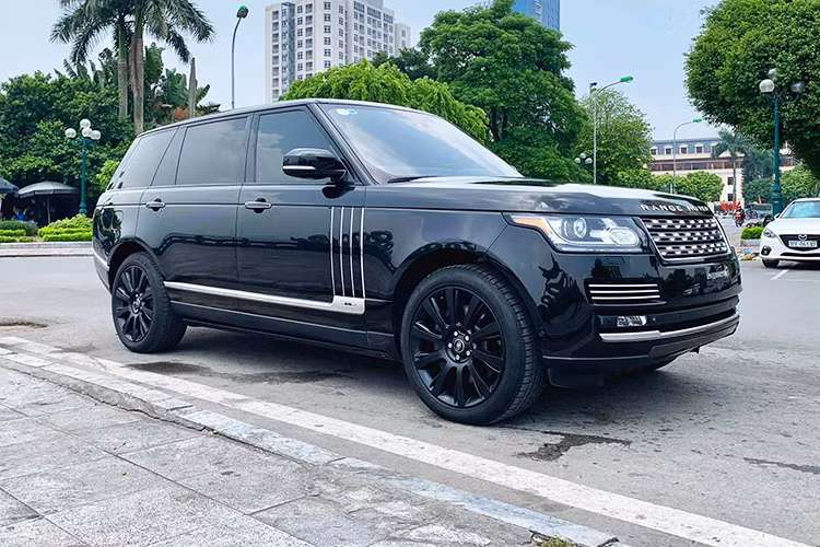 Mẫu xe Range Rover Autobiography là dòng SUV cỡ lớn hạng sang được rất nhiều đại gia Việt ưa chuộng, đặc biệt là phiên bản trục cơ sở kéo dài (LWB) với không gian khoang sau rộng và thoải mái hơn. Phiên bản trục cơ sở kéo dài của dòng xe Range Rover được giới thiệu lần đầu tiên vào năm 2013 và trở thành mẫu xe đắt nhất của Land Rover thời điểm đó.