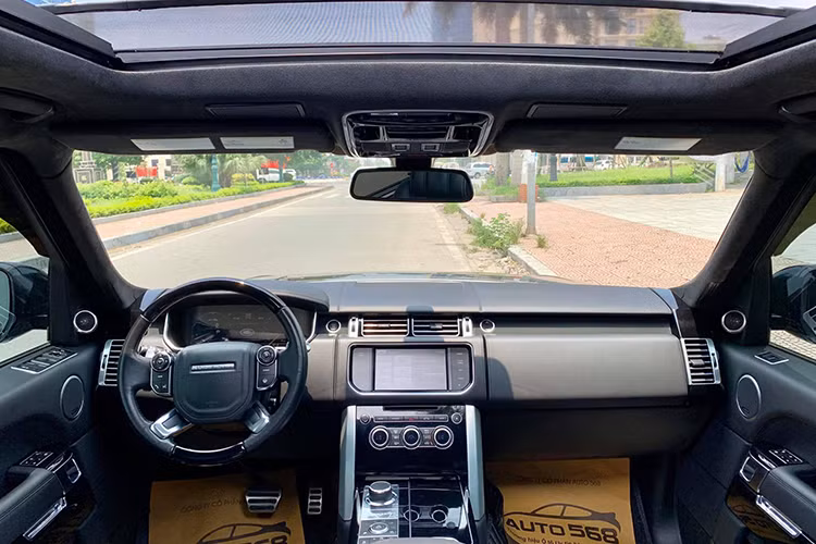 Nội thất của Range Rover Autobiography LWB được tạo thành từ những chất liệu cao cấp. Ghế ngồi bọc da màu da màu tối, tuy nhiên xe không được ốp gỗ mà thay bằng chất liệu nhựa đen cao cấp. Trung tâm cabin là màn hình cảm ứng 8 inch tích hợp nhiều công nghệ giải trí hiện đại.