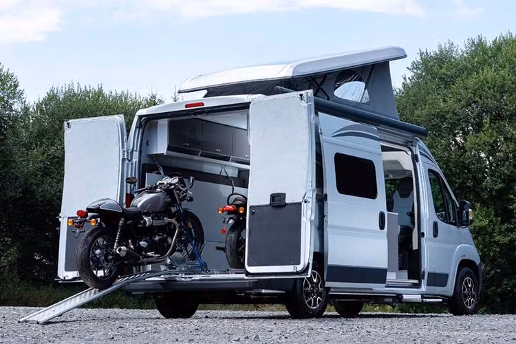 Không những vậy, mẫu xe cắm trại Citroen Jumper Biker Solution còn có thể tối ưu hóa không gian để làm một chiếc xe van chở hàng. Để hoàn thiện sản phẩm đầy chất phượt này, hãng Citroen bắt tay với Flexebu.