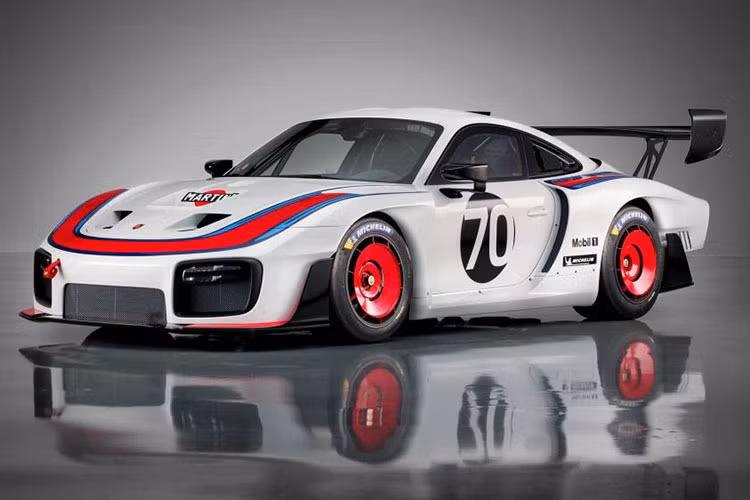 Về thiết kế ngoại thất, mẫu siêu xe Porsche 935 phiên bản kỷ niệm này được lấy ý tưởng từ mẫu xe đua 935/78 "Moby Dick" đã thắng giải Silverstone 6 Hours trong cuộc đua xe Lemans vào năm 1978.