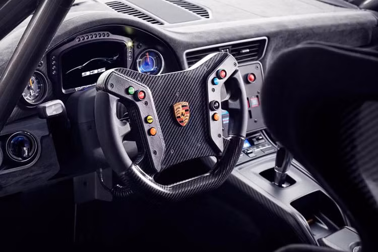 Gương bên hông của Porsche 935 lấy từ chiếc 911 RSR, đi cùng với đó là bộ mâm 18 inch của xe sẽ có màu xám Agate nhưng khách hàng cũng có quyền yêu cầu lựa chọn mâm sơn màu hồng Martini.