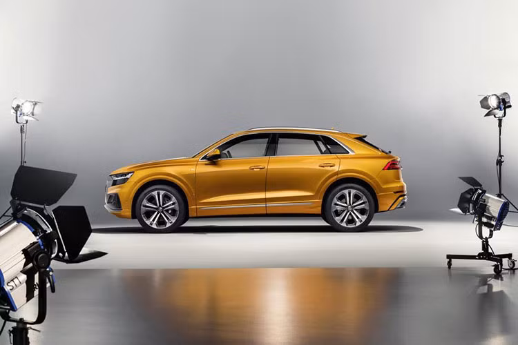 Những hình ảnh mới xuất hiện này cho thấy mẫu xe sang Audi Q8 2019 phiên bản sản xuất có thiết kế khá trung thành với 2 mẫu xe concept Q8 và Q8 Sport. Điều này không phải là tệ vì thiết kế này giúp Audi Q8 2019 trông thể thao hơn hẳn so với người anh em Q7.