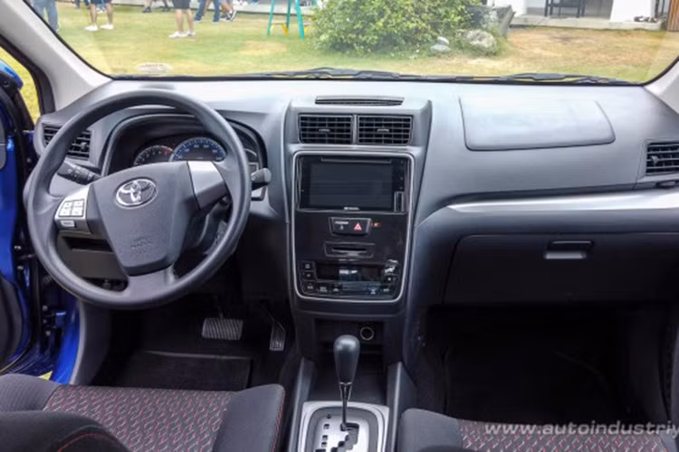 Bên trong cabin Avanza 2019 nâng câp mới cũng được thay đổi, bảng táp-lô điều khiển được thiết kế mới, đáng chú ý là trang bị điều hoà tự động và có các cổng sạc mới được đặt ở ghế sau để sạc điện thoại và các thiết bị di động khác dễ dàng hơn trước.