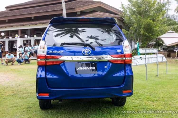 Thiết kế mới của cụm đèn hậu giúp phần đuôi Avanza 2019 như rộng hơn trước. Cuối cùng là cụm đèn phản quang mới với thiết kế hình tròn, nằm trong hốc màu đen nằm dọc và bộ vành hợp kim nâng cấp. So với bản tiêu chuẩn, Toyota Avanza Veloz 2019 có một số điểm khác biệt như cản trước, thanh ba-bô-lê bên sườn và cản sau thể thao hơn.