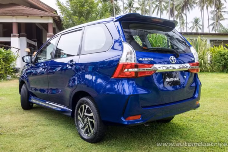 Bước sang phiên bản nâng cấp, Toyota Avanza 2019 được nâng cấp cả về thiết kế và trang bị. Trong đó, sự thay đổi lớn nhất của Toyota Avanza 2019 xuất hiện trên đầu xe. Tại đây, bạn sẽ tìm thấy cản trước mới, tích hợp gọn gàng với lưới tản nhiệt rộng và cao hơn. Chưa hết, trên cản trước còn có hốc đèn sương mù khác biệt so với phiên bản cũ.