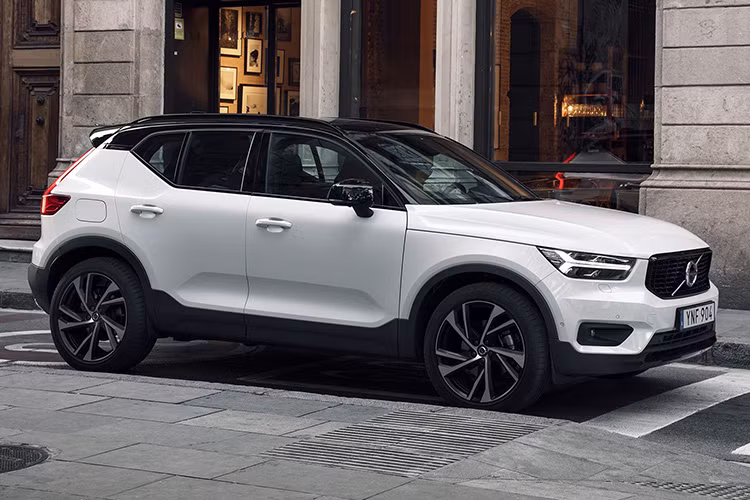 Mẫu xe crossover cỡ B Volvo XC40 2019 mới dự định sẽ chính thức được ra mắt thị trường Việt Nam vào ngày 31/5 tới tại TP HCM. Tuy nhiên, trước thời điểm xuất hiện chính thức, hãng xe Thụy Điển đã bất ngờ chốt giá Volvo XC40 mới ở mức 1,75 tỷ đồng. 